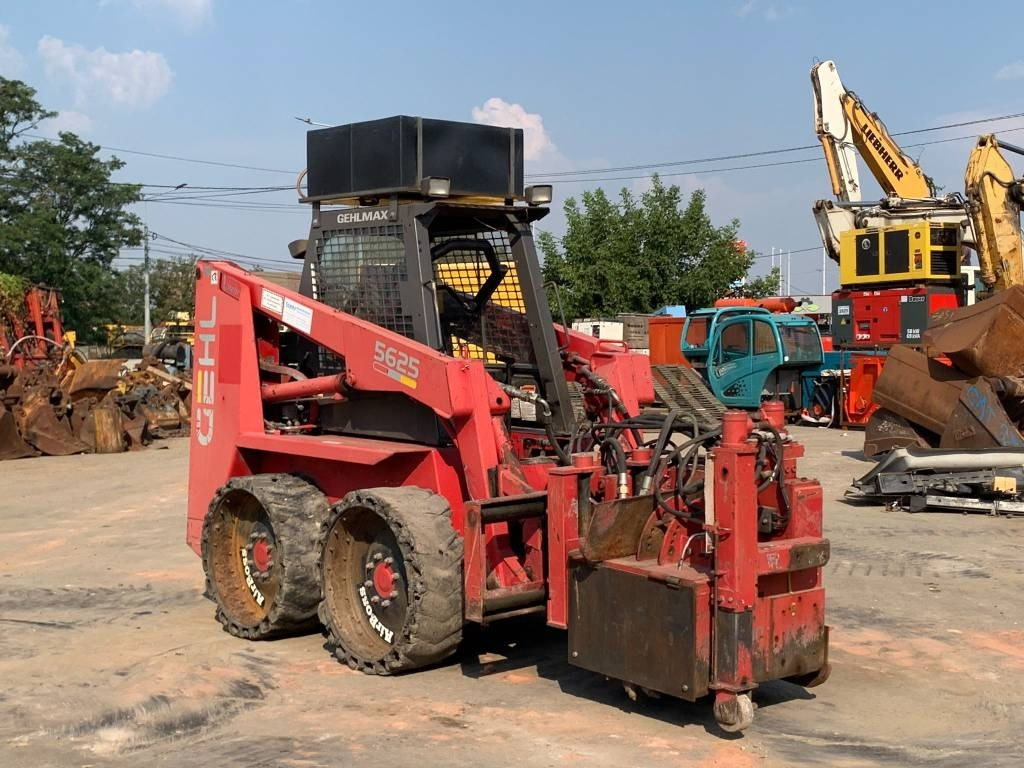 Gehl SL5625 - Мини-погрузчик с бортовым поворотом: фото 3 Gehl SL5625 - Мини-погрузчик с бортовым поворотом: фото 3