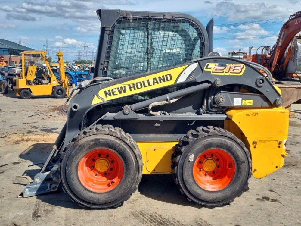 New Holland L 218 - Мини-погрузчик с бортовым поворотом: фото 2 New Holland L 218 - Мини-погрузчик с бортовым поворотом: фото 2