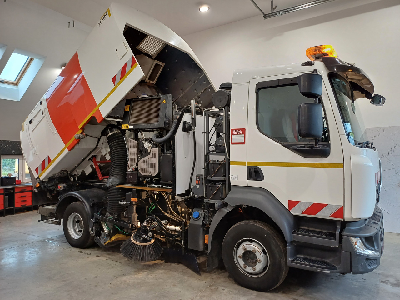 RENAULT D12 Zamiatarka Kehrmaschine 2 Motoren SEMAT Zoeller Szczotki L/R Euro 6 PM10 2017r - Подметально-уборочная машина: фото 5 RENAULT D12 Zamiatarka Kehrmaschine 2 Motoren SEMAT Zoeller Szczotki L/R Euro 6 PM10 2017r - Подметально-уборочная машина: фото 5