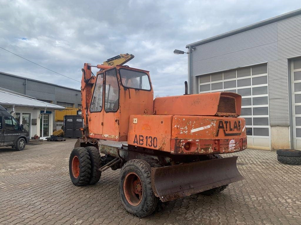 Atlas AB1302 / AB1500 mit Löffel und Greifer - Колёсный экскаватор: фото 3 Atlas AB1302 / AB1500 mit Löffel und Greifer - Колёсный экскаватор: фото 3