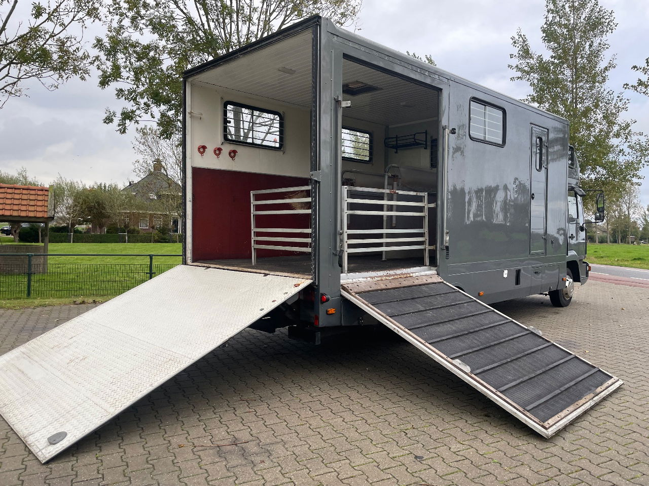 MAN L2000 paardenwagen voor 3 paarden met living - Грузовик для перевозки животных: фото 5 MAN L2000 paardenwagen voor 3 paarden met living - Грузовик для перевозки животных: фото 5