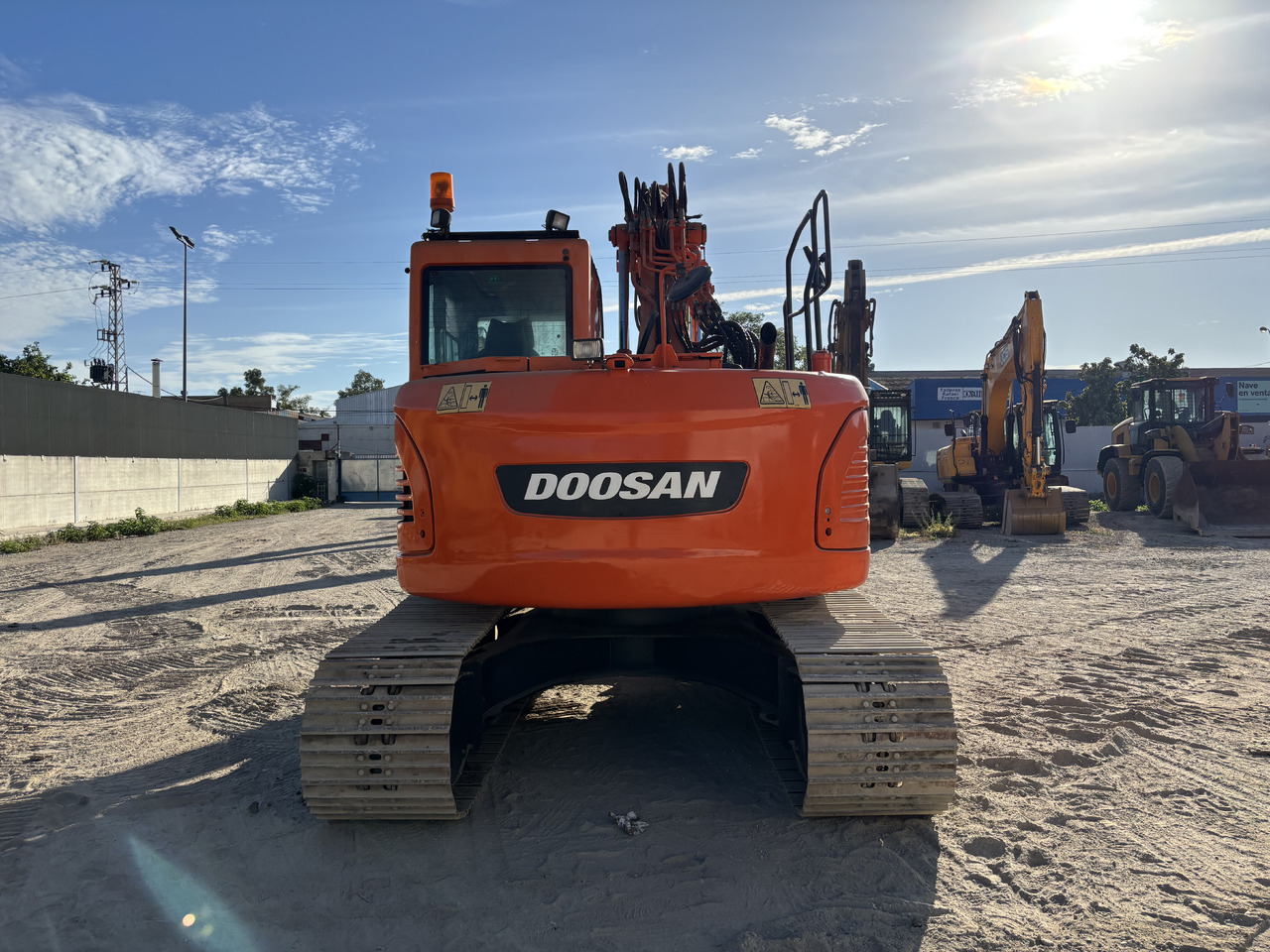 DOOSAN DX140-3 - Гусеничный экскаватор: фото 4 DOOSAN DX140-3 - Гусеничный экскаватор: фото 4