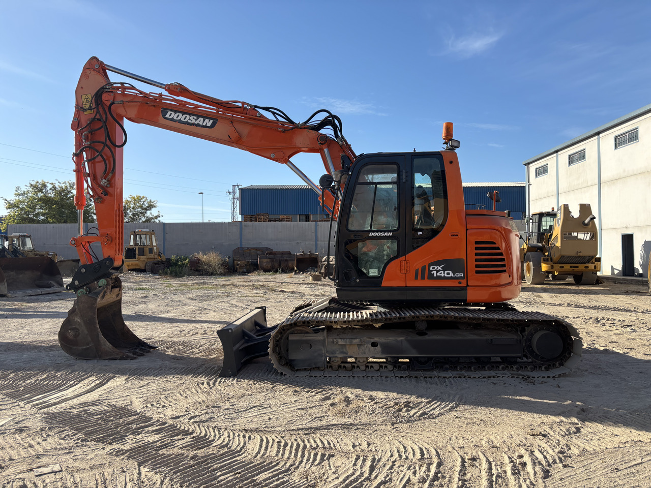 DOOSAN DX140-3 - Гусеничный экскаватор: фото 2 DOOSAN DX140-3 - Гусеничный экскаватор: фото 2