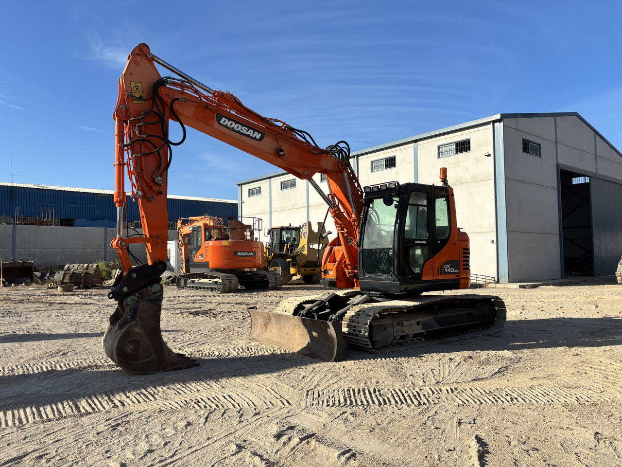 DOOSAN DX140-3 - Гусеничный экскаватор: фото 1 DOOSAN DX140-3 - Гусеничный экскаватор: фото 1
