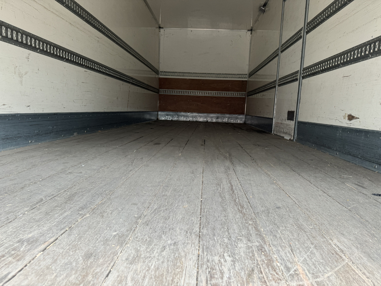 MERCEDES-BENZ ATEGO 1218 - Грузовик с закрытым кузовом: фото 4 MERCEDES-BENZ ATEGO 1218 - Грузовик с закрытым кузовом: фото 4