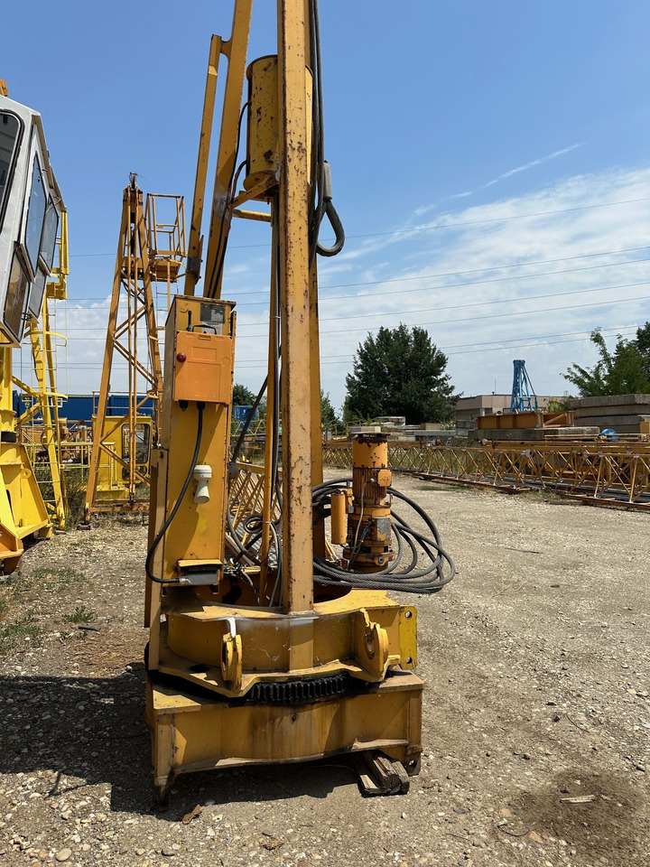 LIEBHERR 30 LC with chassis - Башенный кран: фото 1 LIEBHERR 30 LC with chassis - Башенный кран: фото 1