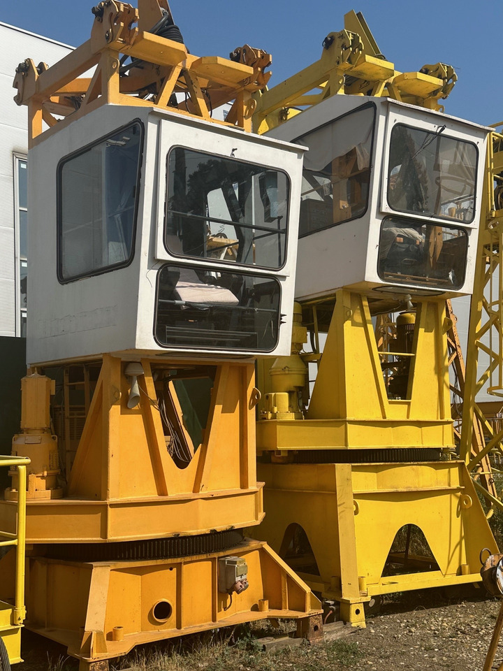 LIEBHERR 30 LC with chassis - Башенный кран: фото 1 LIEBHERR 30 LC with chassis - Башенный кран: фото 1