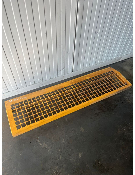 Liebherr A904 Li/A904C Li/R904/R904C - Бампер: фото 1 Liebherr A904 Li/A904C Li/R904/R904C - Бампер: фото 1