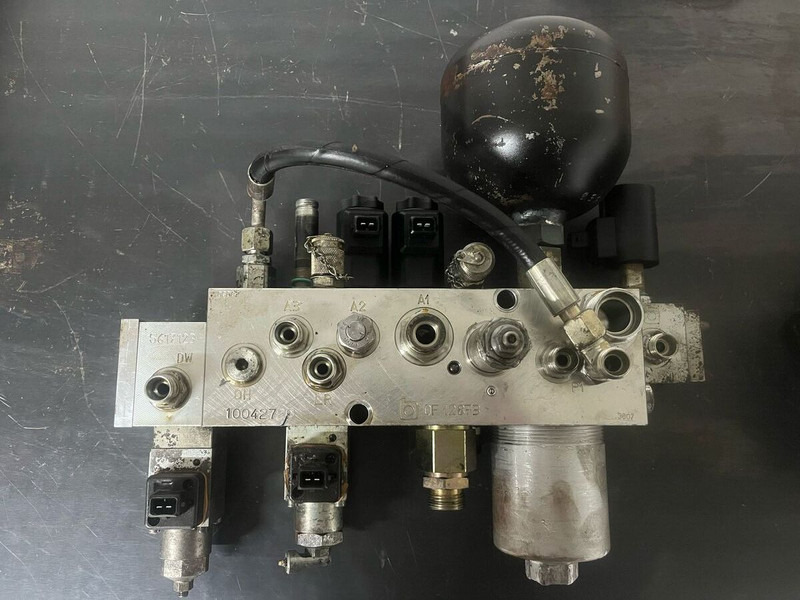 Liebherr - Клапан: фото 1 Liebherr - Клапан: фото 1