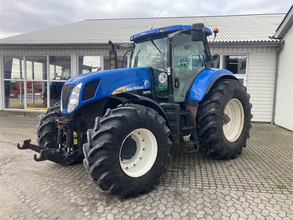 New Holland T7050 - Трактор: фото 3 New Holland T7050 - Трактор: фото 3