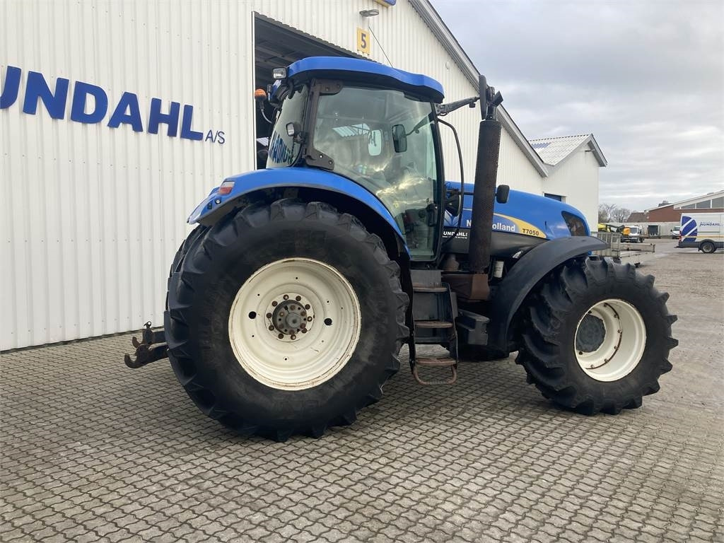 New Holland T7050 - Трактор: фото 2 New Holland T7050 - Трактор: фото 2