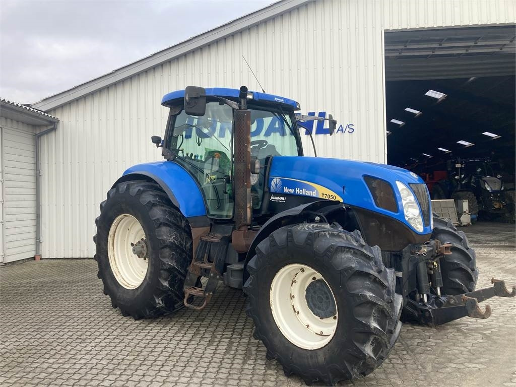 New Holland T7050 - Трактор: фото 1 New Holland T7050 - Трактор: фото 1