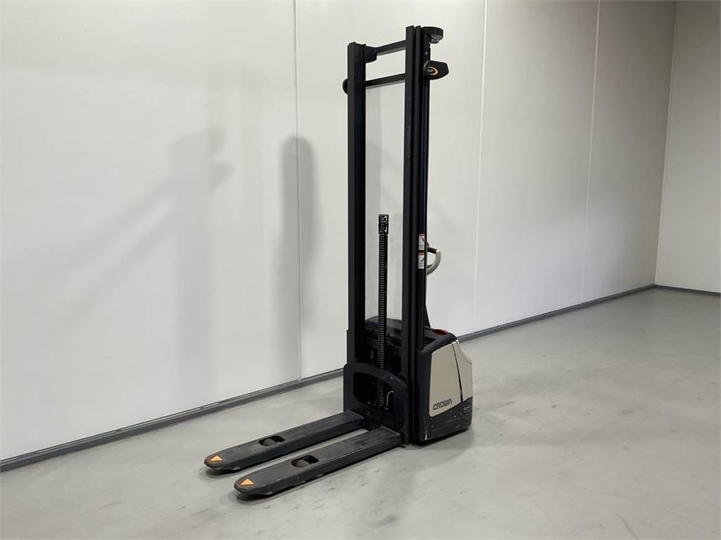 Crown WF3000-1,2 TF - Штабелер: фото 4 Crown WF3000-1,2 TF - Штабелер: фото 4