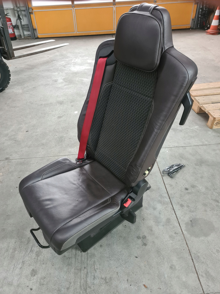 RENAULT FOTEL OBRACANY OBROTOWY SIEDZENIE PRAWE PASAŻERA SKÓRA RENAULT GAMA T C K - Сиденье для Грузовиков: фото 2 RENAULT FOTEL OBRACANY OBROTOWY SIEDZENIE PRAWE PASAŻERA SKÓRA RENAULT GAMA T C K - Сиденье для Грузовиков: фото 2