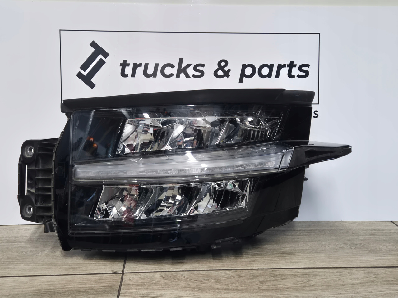RENAULT REFLEKTOR LAMPA RENAULT RANGE T GAMA T EVOLUTION EVO LED LEWA - Передняя фара для Грузовиков: фото 1 RENAULT REFLEKTOR LAMPA RENAULT RANGE T GAMA T EVOLUTION EVO LED LEWA - Передняя фара для Грузовиков: фото 1
