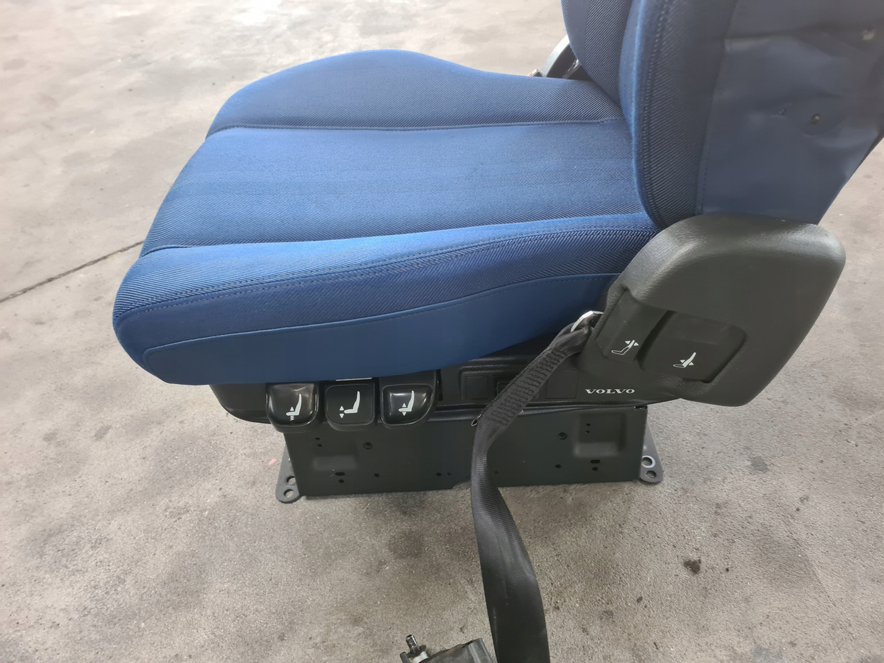 VOLVO FOTEL PNEUMATYCZNY KIEROWCY LEWY VOLVO FH 5 FM 5 - Сиденье для Грузовиков: фото 3 VOLVO FOTEL PNEUMATYCZNY KIEROWCY LEWY VOLVO FH 5 FM 5 - Сиденье для Грузовиков: фото 3