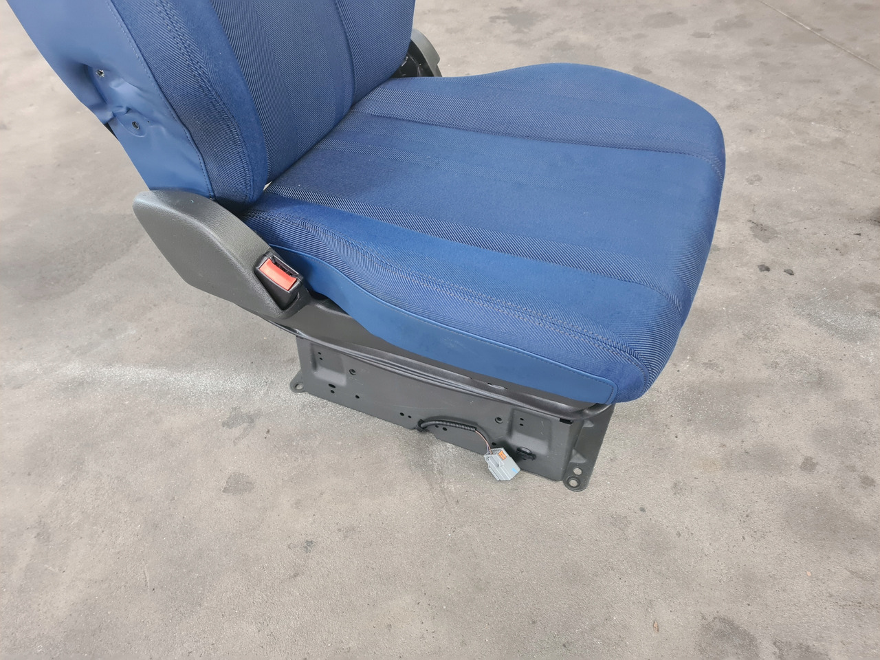 VOLVO FOTEL PNEUMATYCZNY KIEROWCY LEWY VOLVO FH 5 FM 5 - Сиденье для Грузовиков: фото 4 VOLVO FOTEL PNEUMATYCZNY KIEROWCY LEWY VOLVO FH 5 FM 5 - Сиденье для Грузовиков: фото 4