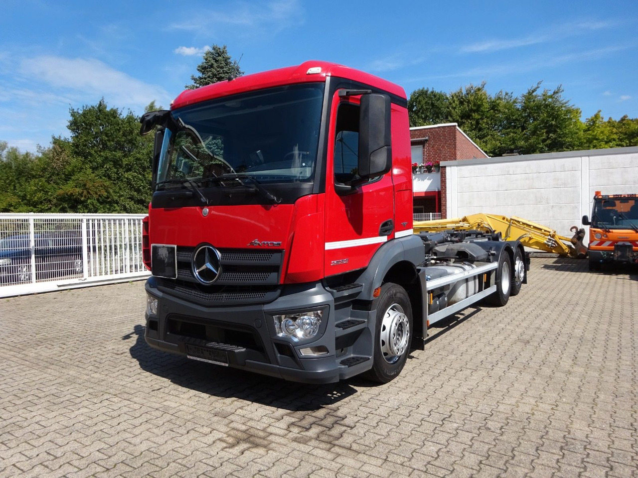 Mercedes-Benz 2532 ANTOS MEILLER Abroller Lift+Lenkachse 6x2 - Крюковой мультилифт: фото 2 Mercedes-Benz 2532 ANTOS MEILLER Abroller Lift+Lenkachse 6x2 - Крюковой мультилифт: фото 2