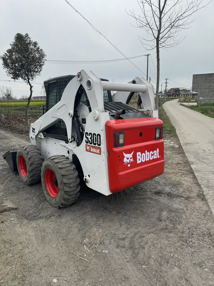 BOBCAT S300 - Мини-погрузчик с бортовым поворотом: фото 5 BOBCAT S300 - Мини-погрузчик с бортовым поворотом: фото 5