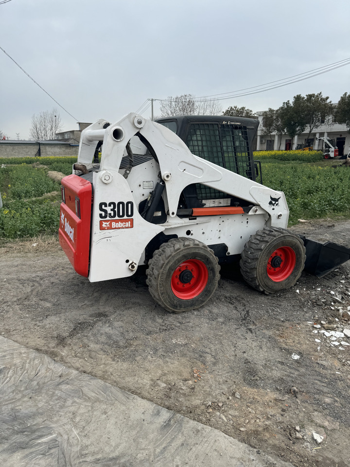 BOBCAT S300 - Мини-погрузчик с бортовым поворотом: фото 4 BOBCAT S300 - Мини-погрузчик с бортовым поворотом: фото 4