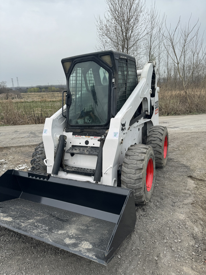 BOBCAT S300 - Мини-погрузчик с бортовым поворотом: фото 2 BOBCAT S300 - Мини-погрузчик с бортовым поворотом: фото 2