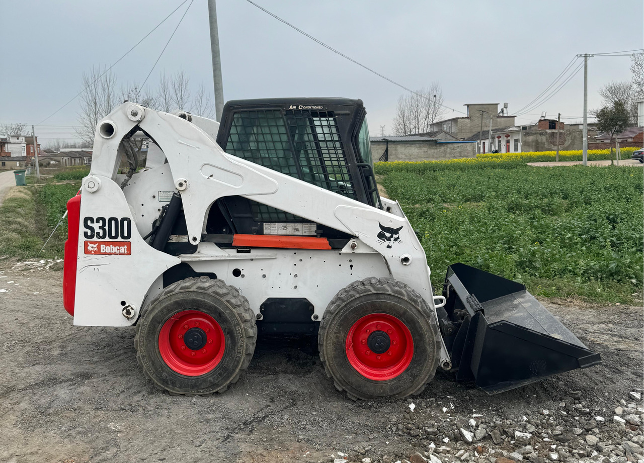 BOBCAT S300 - Мини-погрузчик с бортовым поворотом: фото 1 BOBCAT S300 - Мини-погрузчик с бортовым поворотом: фото 1