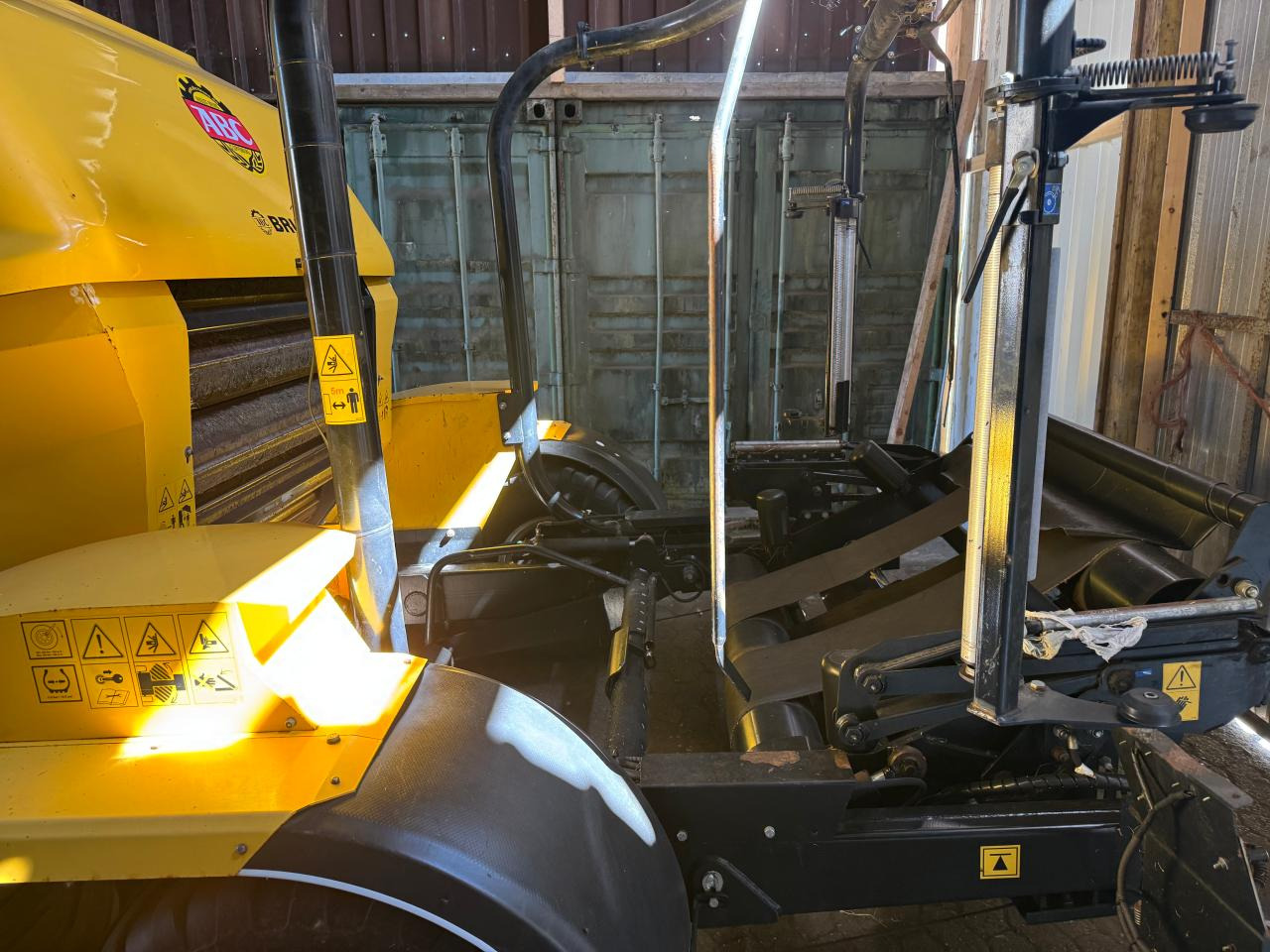 New Holland Rooll Baler 125 Combi - Пресс-подборщик рулонный: фото 3 New Holland Rooll Baler 125 Combi - Пресс-подборщик рулонный: фото 3