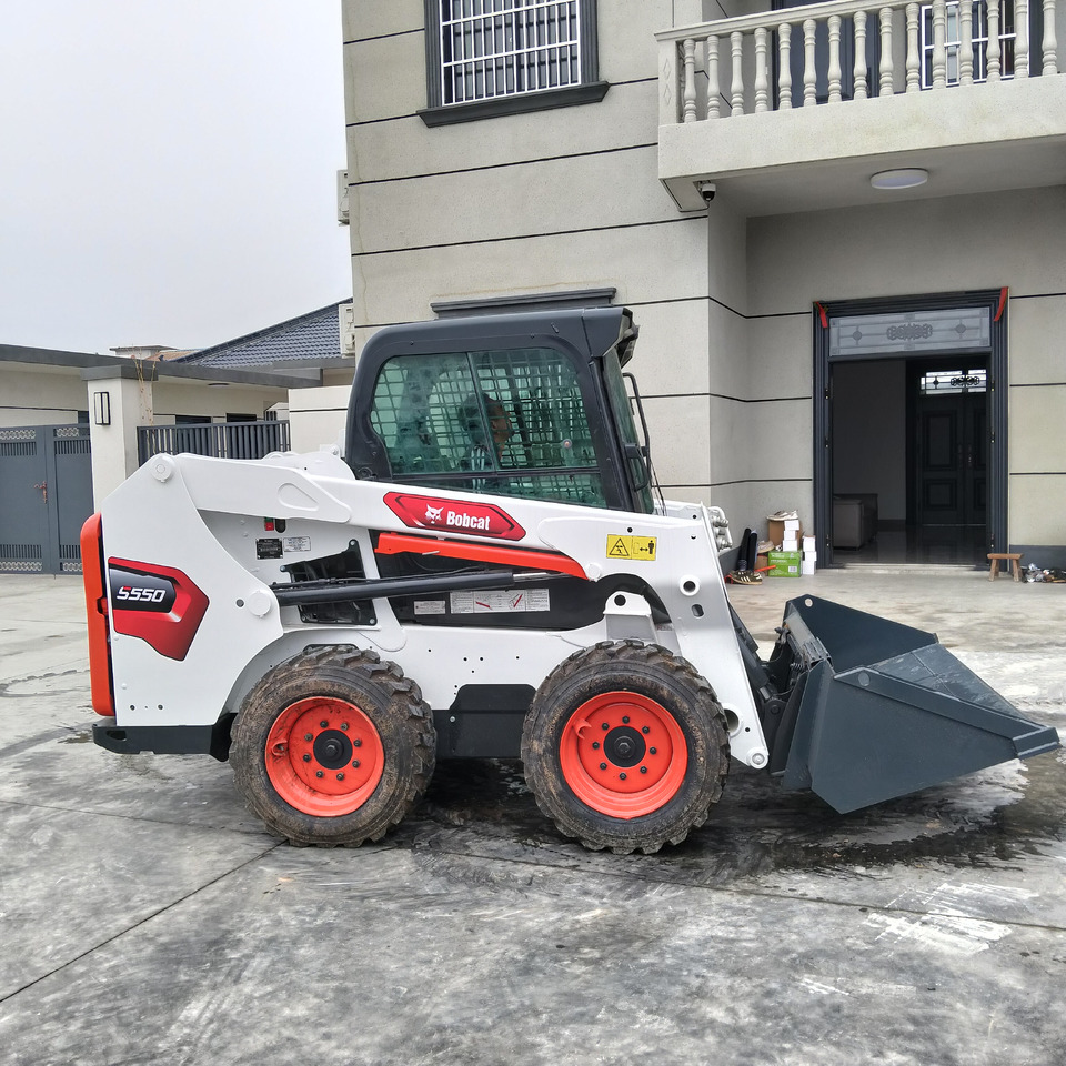 BOBCAT S550 - Мини-погрузчик с бортовым поворотом: фото 1 BOBCAT S550 - Мини-погрузчик с бортовым поворотом: фото 1