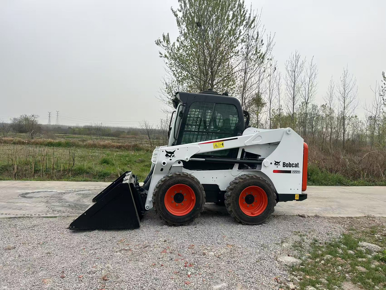 BOBCAT S550 - Мини-погрузчик с бортовым поворотом: фото 1 BOBCAT S550 - Мини-погрузчик с бортовым поворотом: фото 1