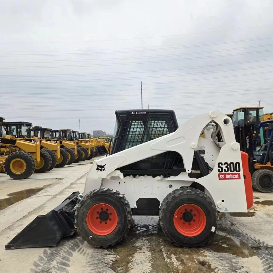 Bobcat S300 - Мини-погрузчик с бортовым поворотом: фото 1 Bobcat S300 - Мини-погрузчик с бортовым поворотом: фото 1