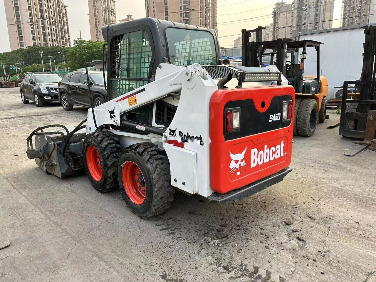 Bobcat S450 - Мини-погрузчик с бортовым поворотом: фото 3 Bobcat S450 - Мини-погрузчик с бортовым поворотом: фото 3
