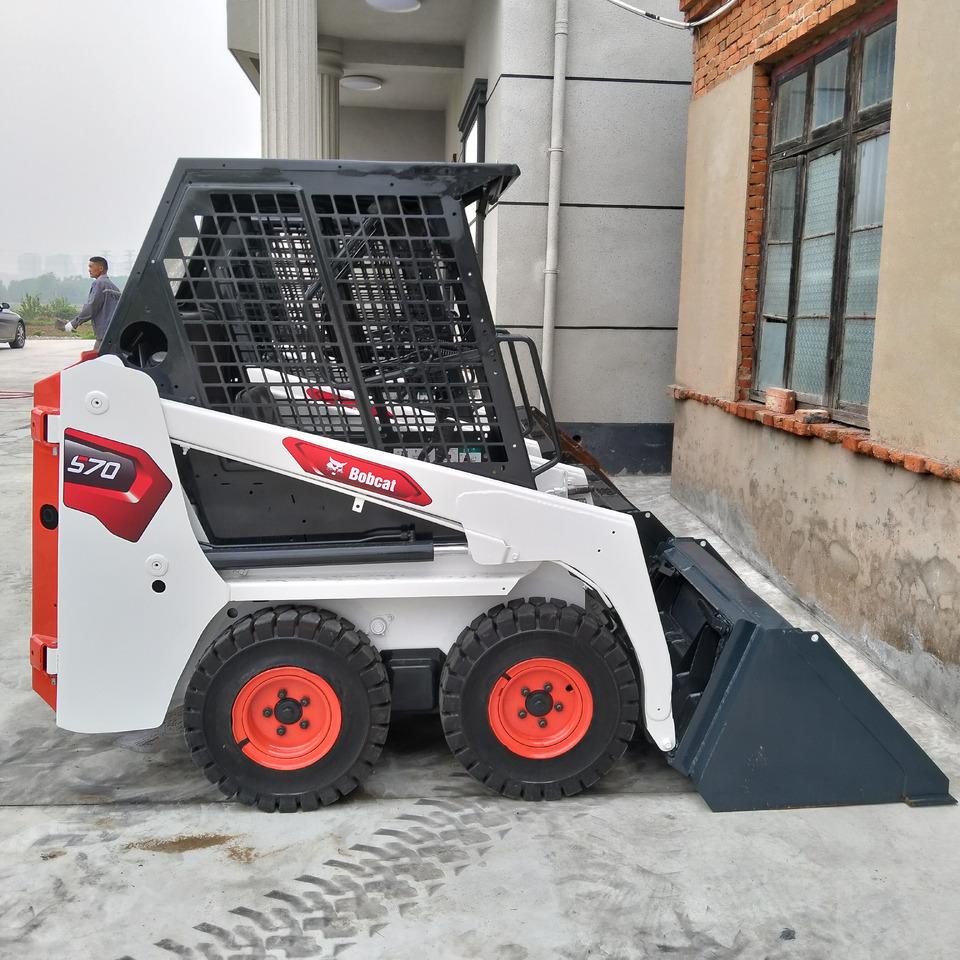 Bobcat S70 - Мини-погрузчик с бортовым поворотом: фото 1 Bobcat S70 - Мини-погрузчик с бортовым поворотом: фото 1