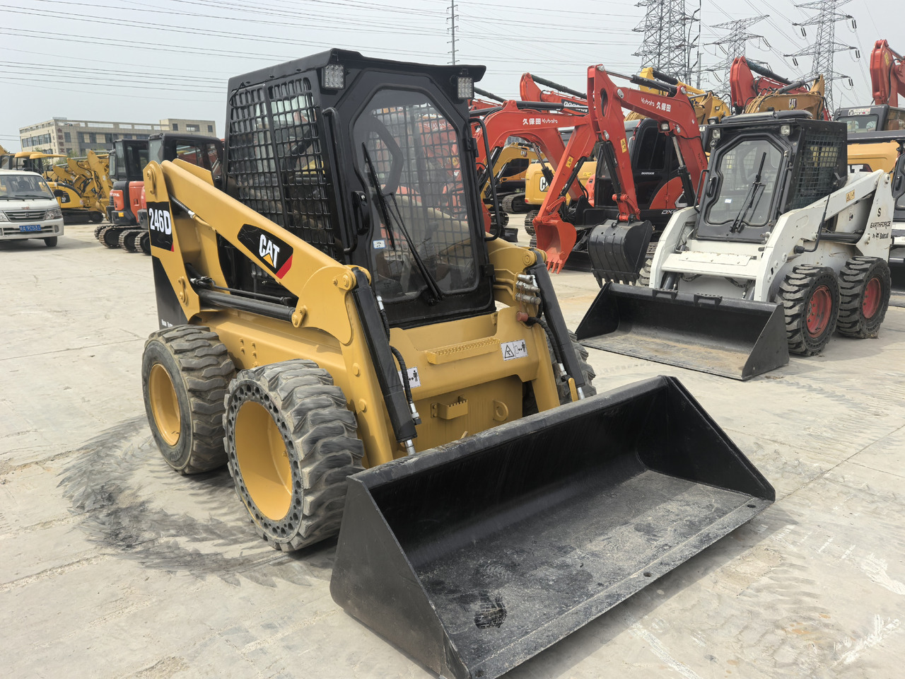 CAT 246D - Мини-погрузчик с бортовым поворотом: фото 4 CAT 246D - Мини-погрузчик с бортовым поворотом: фото 4