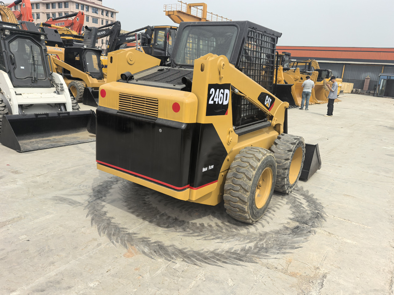 CAT 246D - Мини-погрузчик с бортовым поворотом: фото 5 CAT 246D - Мини-погрузчик с бортовым поворотом: фото 5