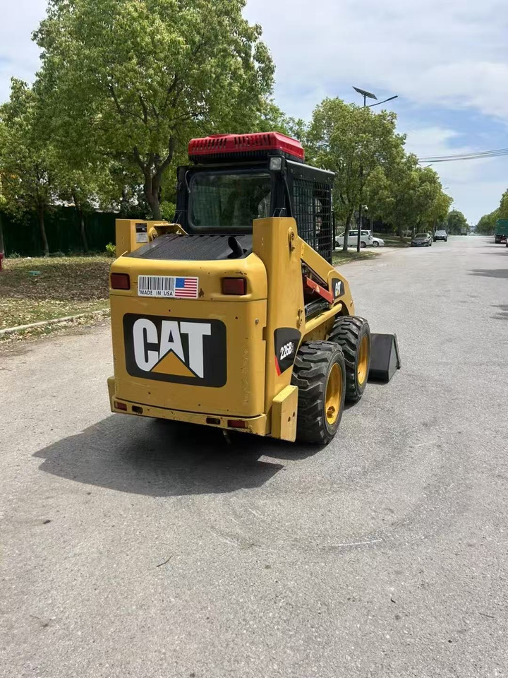 CATERPILLAR 226B-3 - Мини-погрузчик с бортовым поворотом: фото 4 CATERPILLAR 226B-3 - Мини-погрузчик с бортовым поворотом: фото 4
