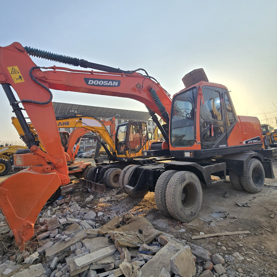 Doosan DX150W-9C - Колёсный экскаватор: фото 3 Doosan DX150W-9C - Колёсный экскаватор: фото 3