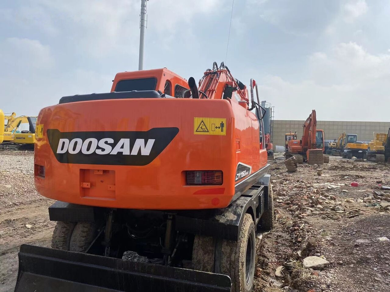 Doosan DX150W - Колёсный экскаватор: фото 3 Doosan DX150W - Колёсный экскаватор: фото 3