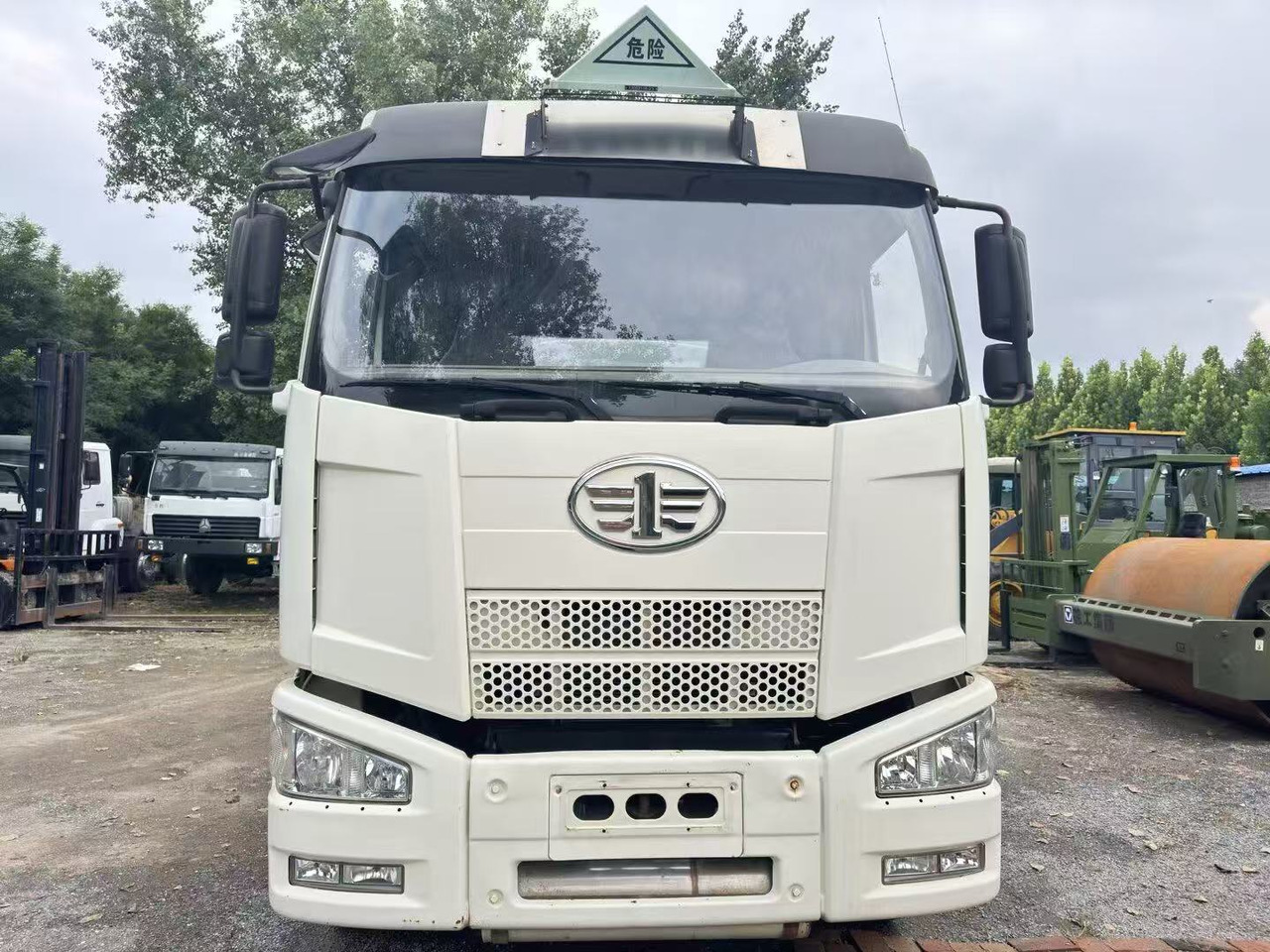 FAW tanker truck - Грузовик-цистерна: фото 5 FAW tanker truck - Грузовик-цистерна: фото 5