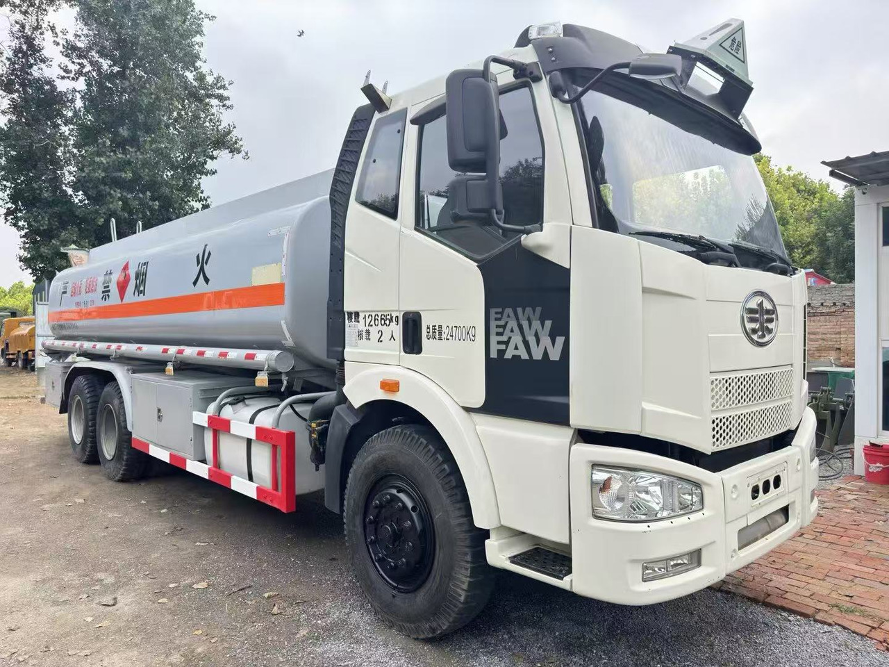 FAW tanker truck - Грузовик-цистерна: фото 4 FAW tanker truck - Грузовик-цистерна: фото 4