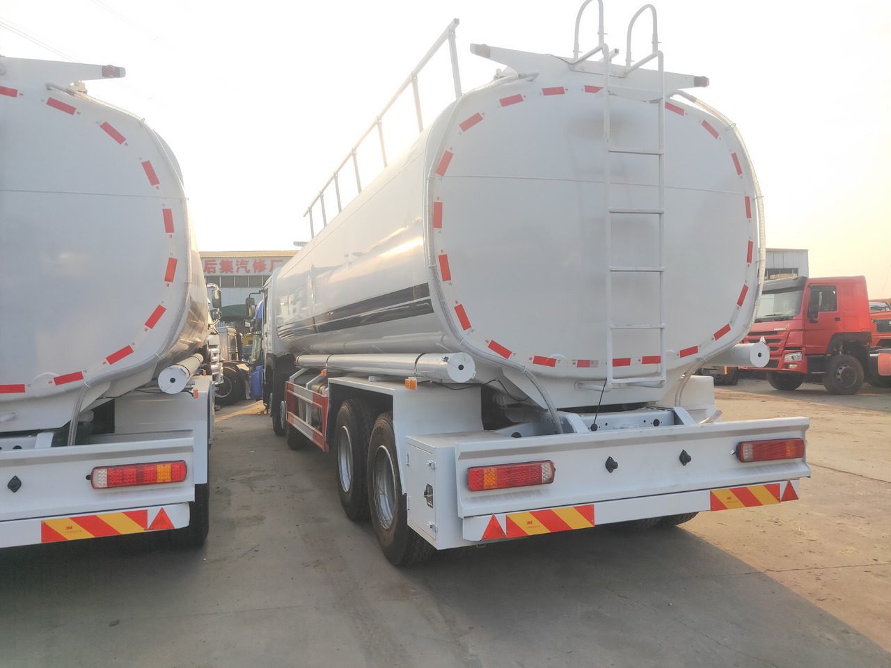 SINOTRUK HOWO 8*4 30 Cubic Meter Tank Truck - Грузовик: фото 5 SINOTRUK HOWO 8*4 30 Cubic Meter Tank Truck - Грузовик: фото 5