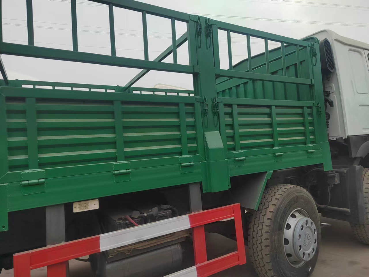 SINOTRUK Howo 8*4 Fence Bucket Truck - Грузовик: фото 3 SINOTRUK Howo 8*4 Fence Bucket Truck - Грузовик: фото 3