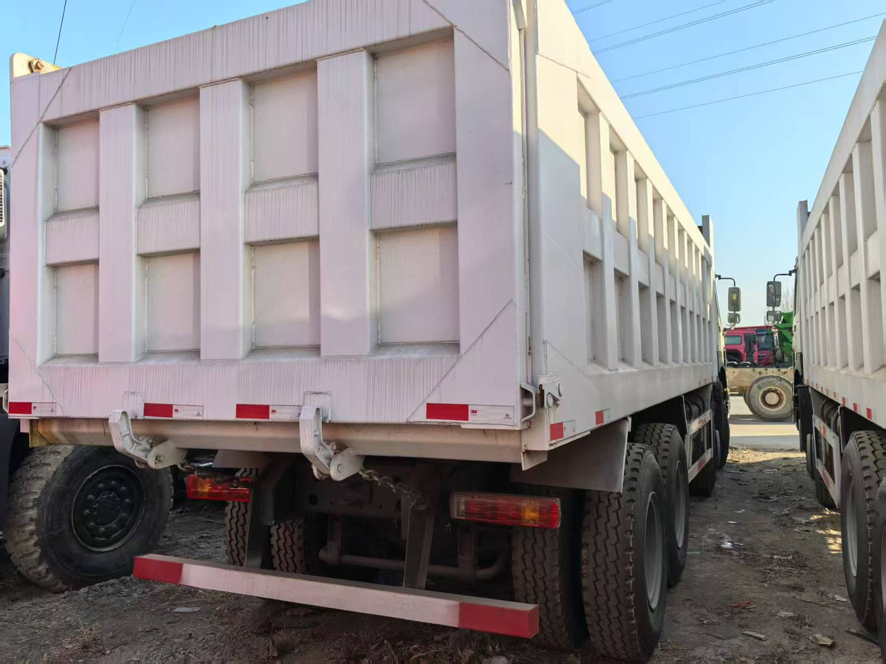 SINOTRUK HOWO 8x4 - Самосвал: фото 3 SINOTRUK HOWO 8x4 - Самосвал: фото 3