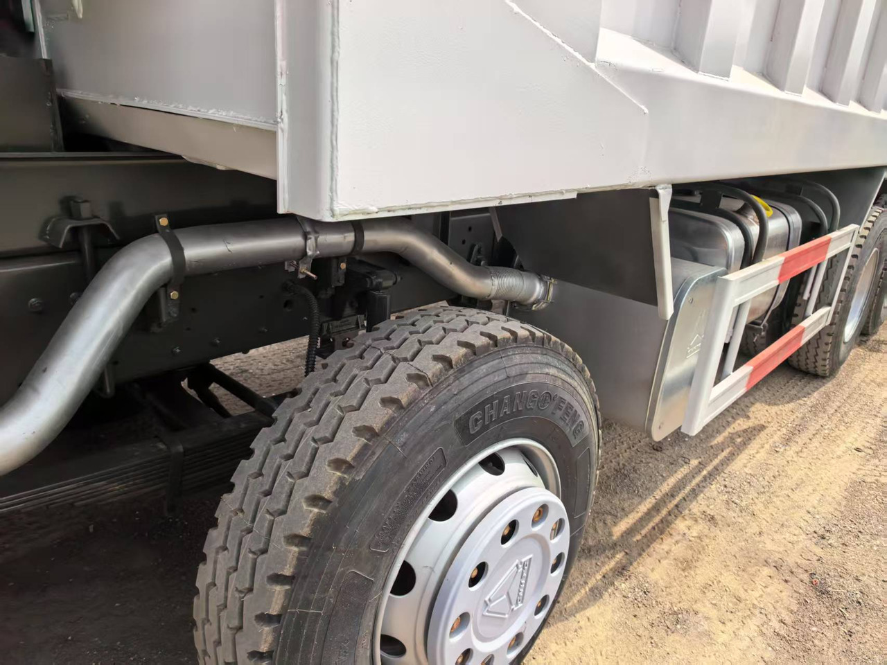 SINOTRUK HOWO 8x4 - Самосвал: фото 5 SINOTRUK HOWO 8x4 - Самосвал: фото 5