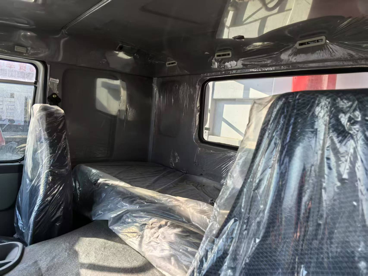 Самосвал SINOTRUK HOWO 8x4: фото 6 Самосвал SINOTRUK HOWO 8x4: фото 6