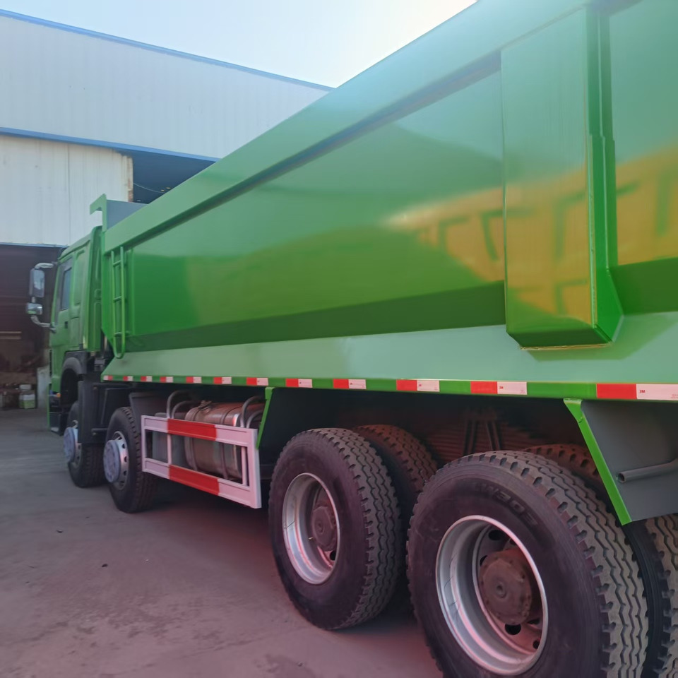 SINOTRUK HOWO 8x4 - Грузовик с закрытым кузовом: фото 4 SINOTRUK HOWO 8x4 - Грузовик с закрытым кузовом: фото 4