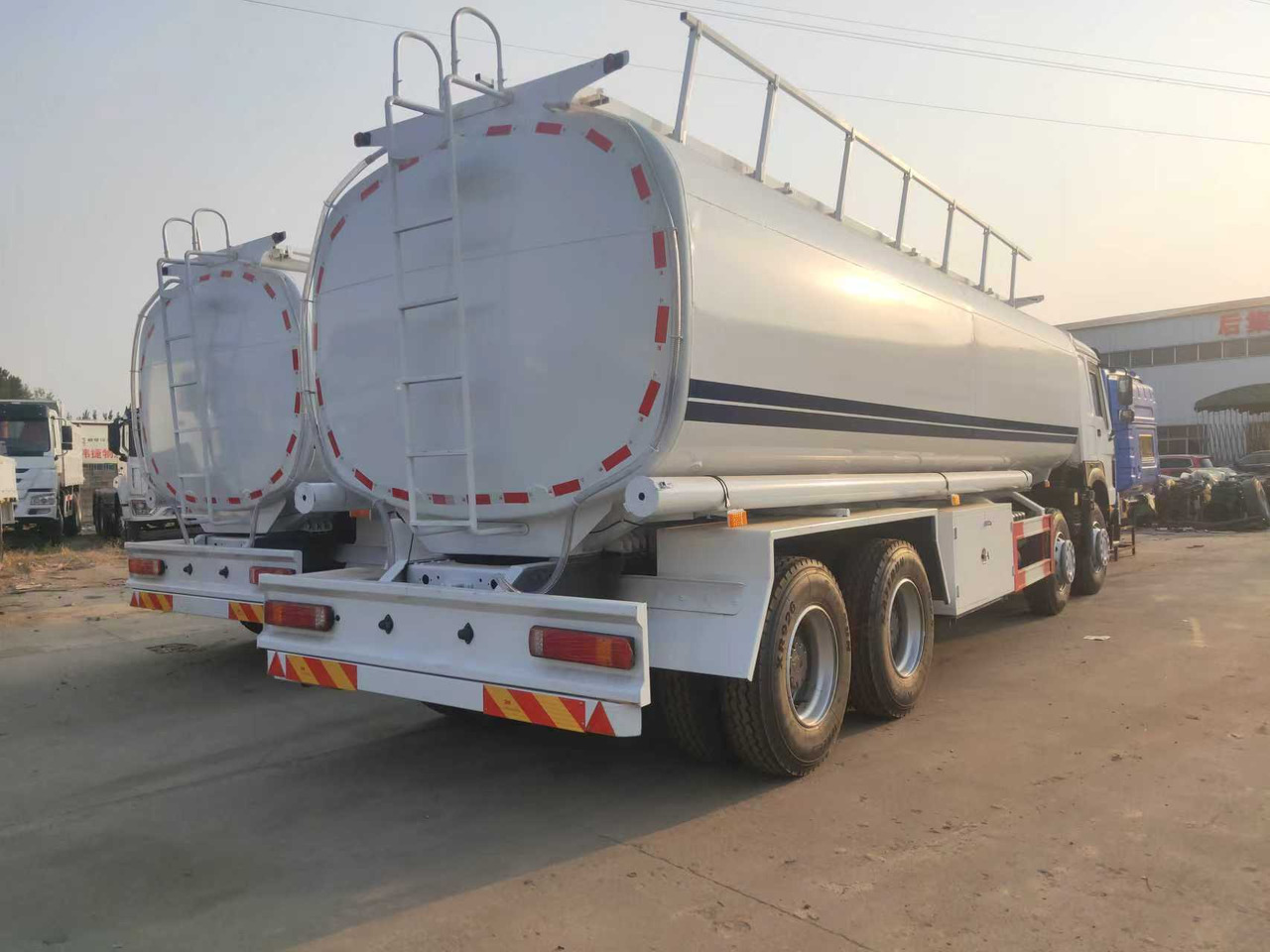 SINOTRUK HOWO Fuel Tank - Грузовик-цистерна: фото 4 SINOTRUK HOWO Fuel Tank - Грузовик-цистерна: фото 4