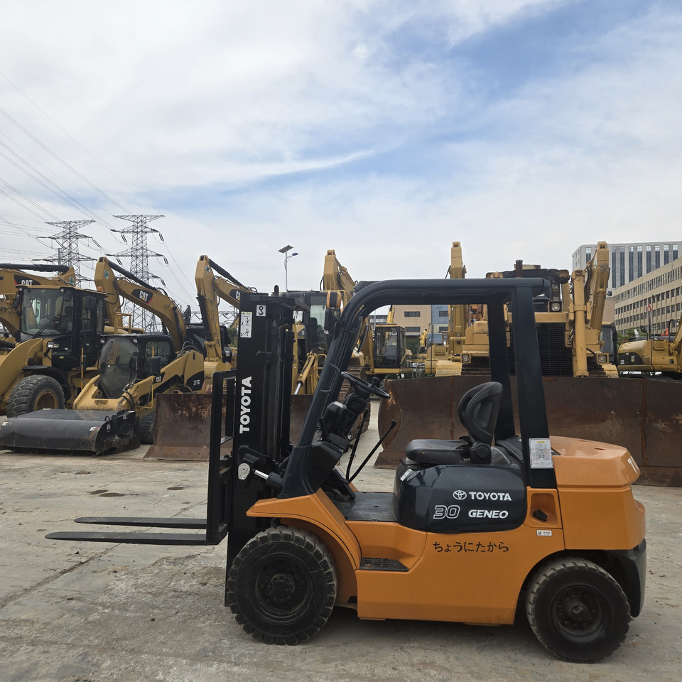 Toyota FD30 - Дизельный погрузчик: фото 2 Toyota FD30 - Дизельный погрузчик: фото 2