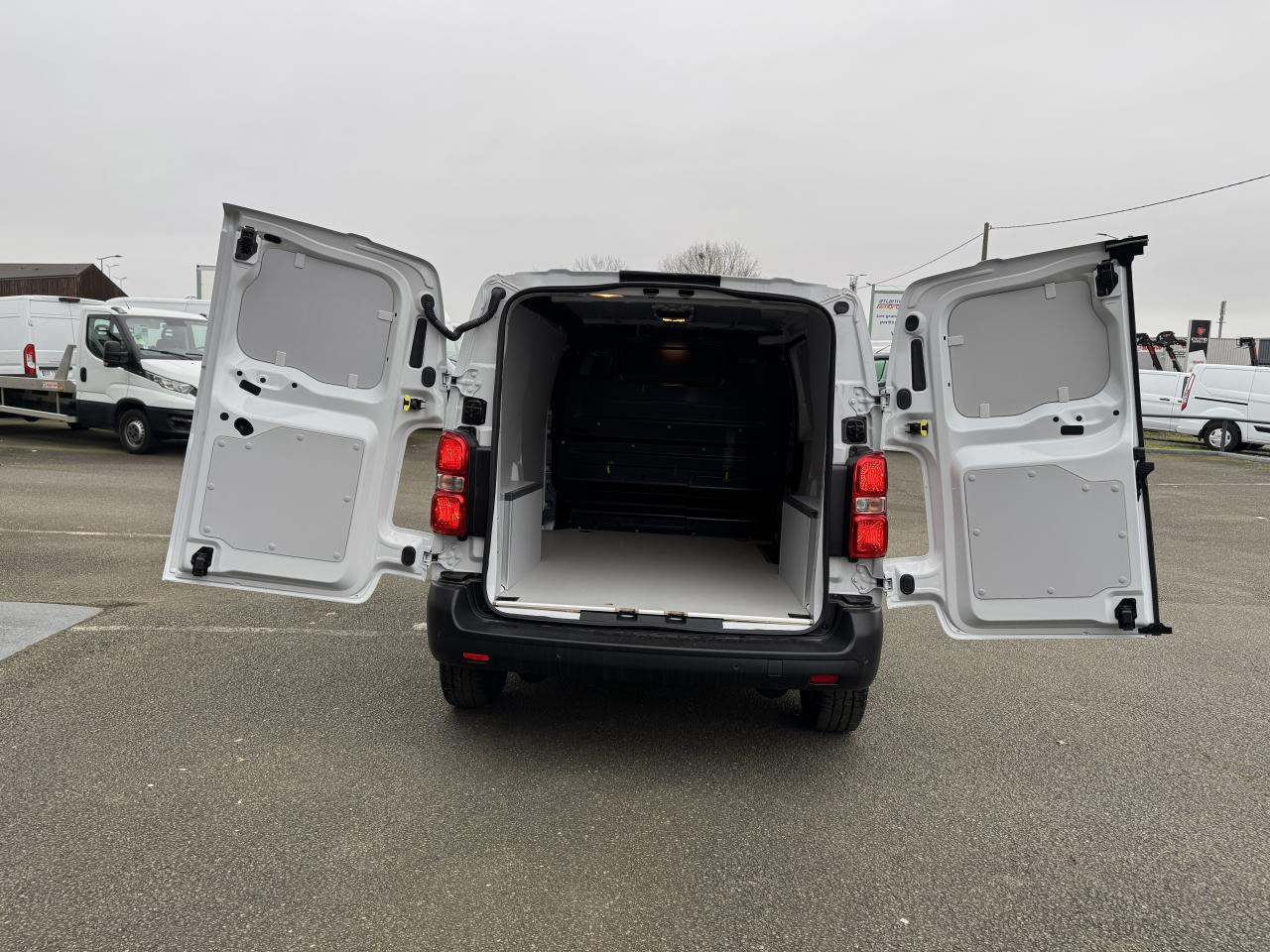 CITROEN Jumpy M 2.0 BlueHDi - 145 S&S - BV EAT8 III FOURGON . PHASE 2 - Цельнометаллический фургон: фото 3 CITROEN Jumpy M 2.0 BlueHDi - 145 S&S - BV EAT8 III FOURGON . PHASE 2 - Цельнометаллический фургон: фото 3