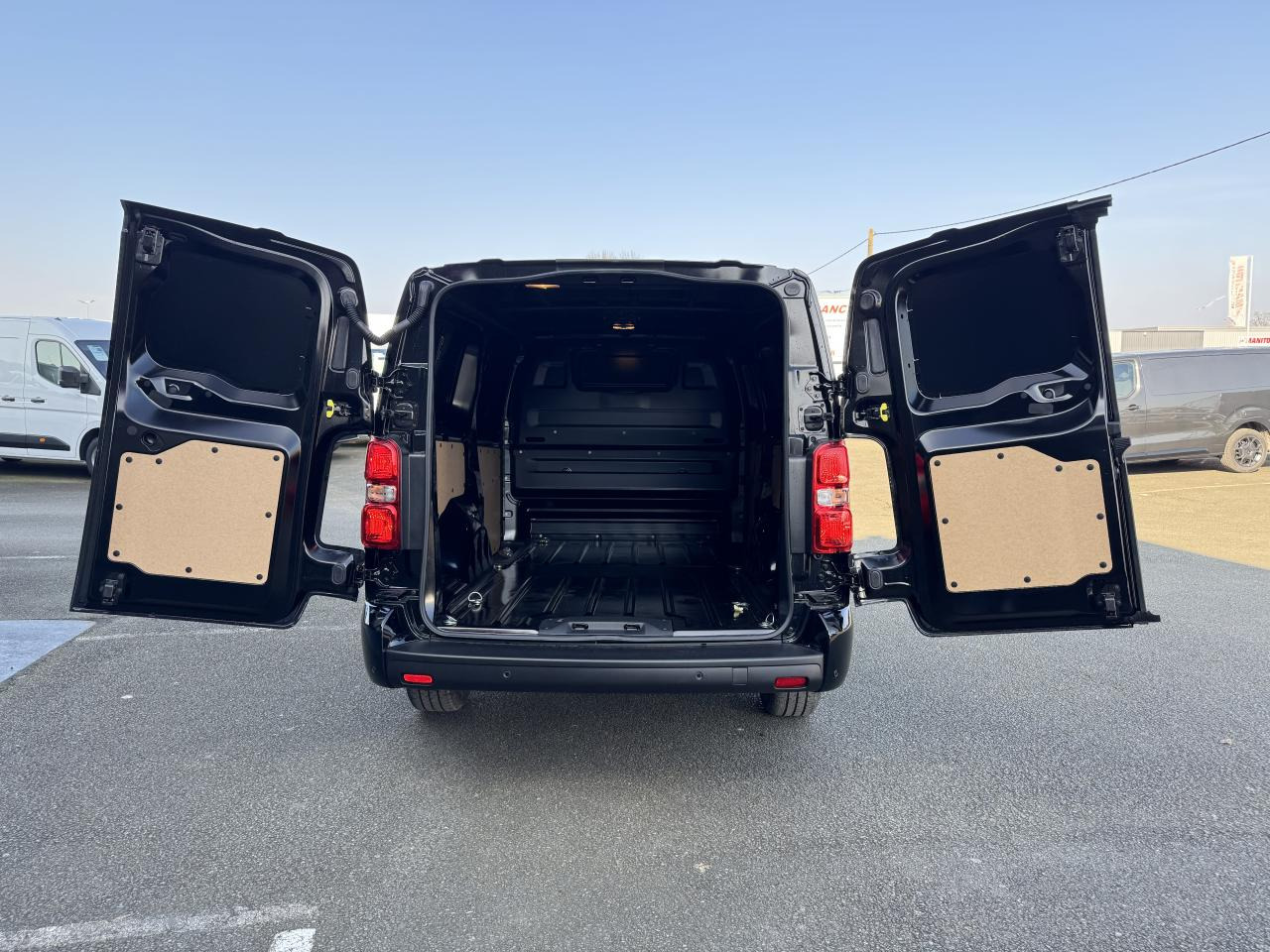 CITROEN Jumpy M 2.0 BlueHDi - 180 S&S - BV EAT8 III FOURGON . PHASE 2 - Цельнометаллический фургон: фото 3 CITROEN Jumpy M 2.0 BlueHDi - 180 S&S - BV EAT8 III FOURGON . PHASE 2 - Цельнометаллический фургон: фото 3