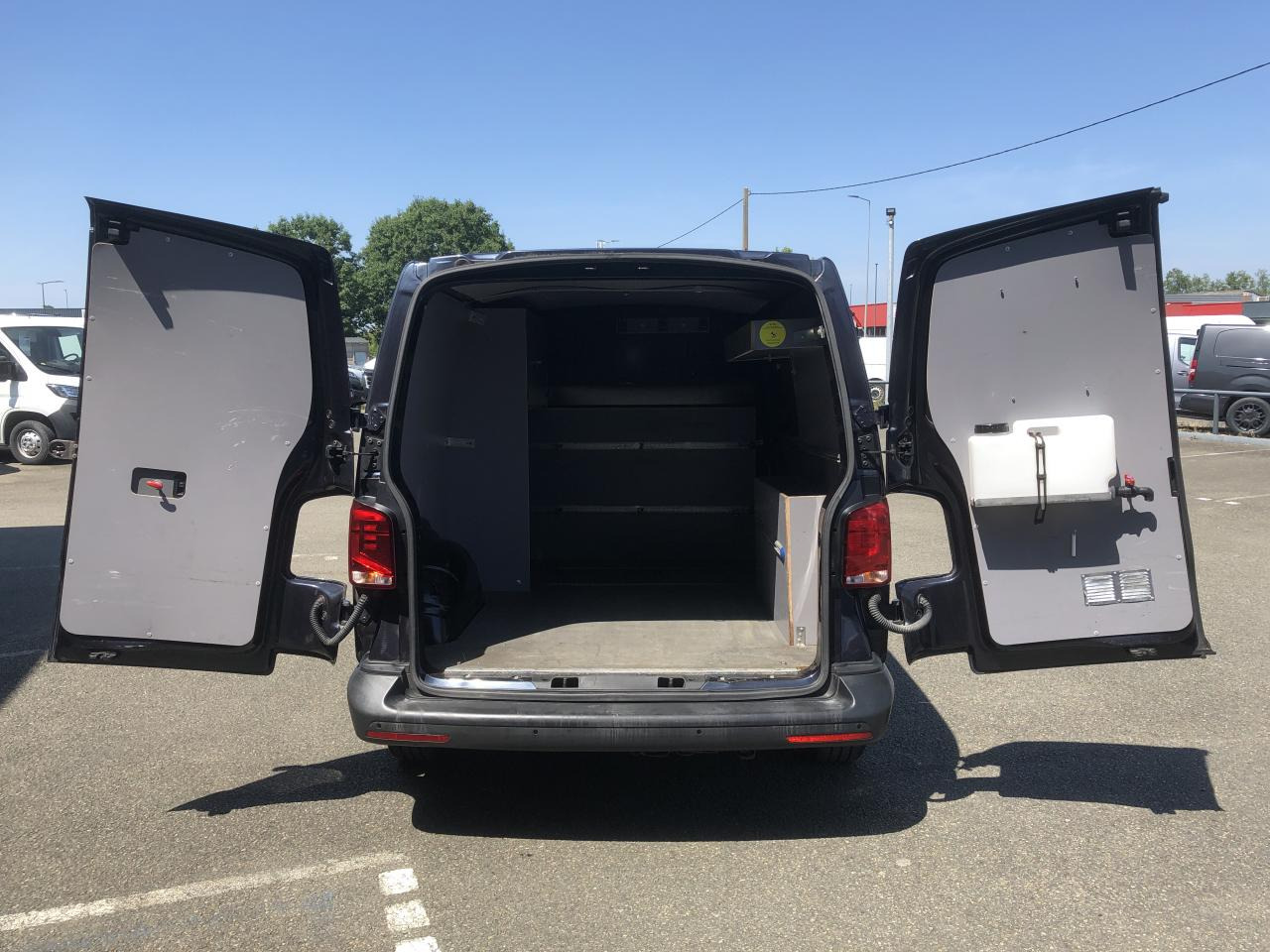 VOLKSWAGEN transporter 2.8T L1H1 2.0 TDI 150CH BUSINESS DSG7 - Цельнометаллический фургон: фото 2 VOLKSWAGEN transporter 2.8T L1H1 2.0 TDI 150CH BUSINESS DSG7 - Цельнометаллический фургон: фото 2